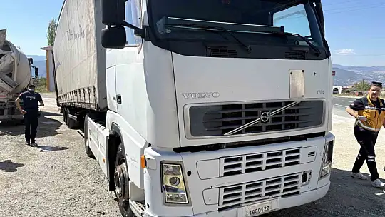 Tırda çıkan yangına, çevreden geçen beton mikseri yardıma koştu