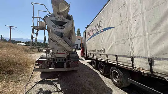 Tırda çıkan yangına, çevreden geçen beton mikseri yardıma koştu