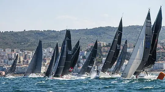 Tirilye'deki zorlu yelken mücadelesi nefes kesti