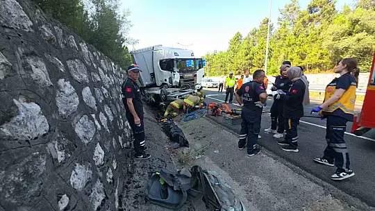 Tırın altına giren otomobil kağıt gibi ezildi: 1 yaralı
