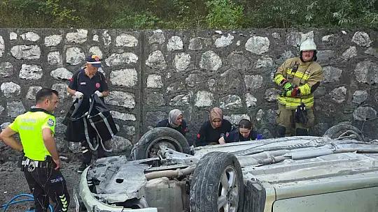 Tırın altına giren otomobil kağıt gibi ezildi: 1 yaralı