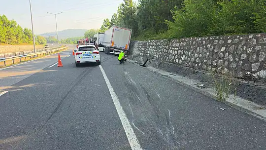 Tırın altına giren otomobil kağıt gibi ezildi: 1 yaralı
