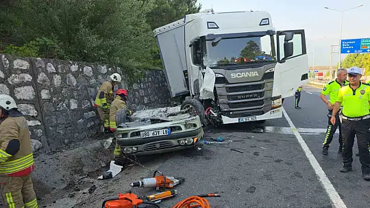 Tırın altına giren otomobil kağıt gibi ezildi: 1 yaralı