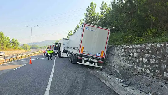 Tırın altına giren otomobil kağıt gibi ezildi: 1 yaralı
