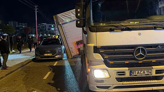Tırın kafasından ayrılan dorse yola devrildi: 3 araç kıl payı kurtuldu