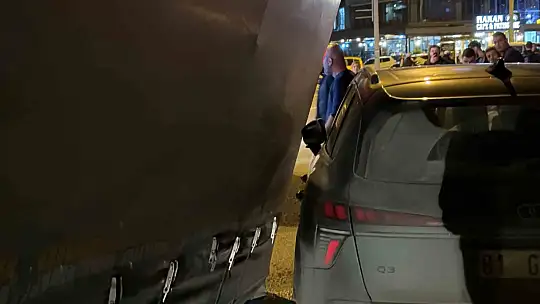 Tırın kafasından ayrılan dorse yola devrildi: 3 araç kıl payı kurtuldu