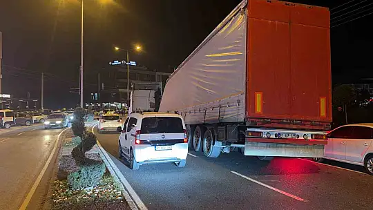 Tırın kafasından ayrılan dorse yola devrildi: 3 araç kıl payı kurtuldu
