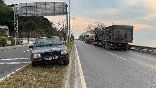 Tırın kör noktasına giren otomobil refüje çıktı