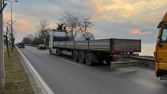 Tırın kör noktasına giren otomobil refüje çıktı
