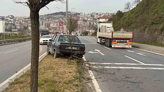 Tırın kör noktasına giren otomobil refüje çıktı