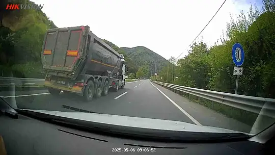 Tırın lastiği patladı facia ucuz atlatıldı