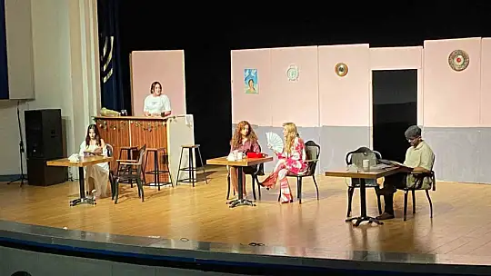 Tiyatro günlerinde salon doldu taştı