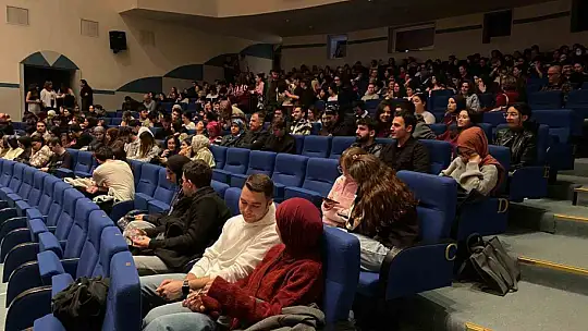 Tiyatro günlerinde salon doldu taştı