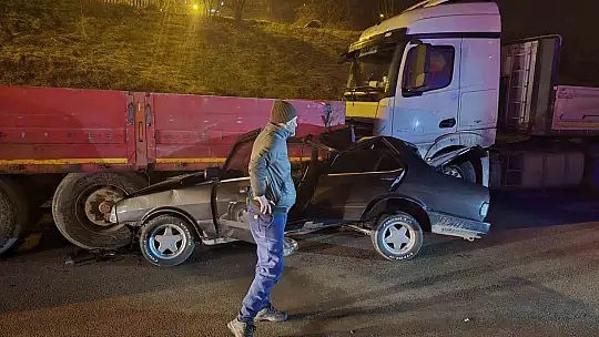 Tofaş tıra ok gibi saplandı: 1'i ağır 2 yaralı