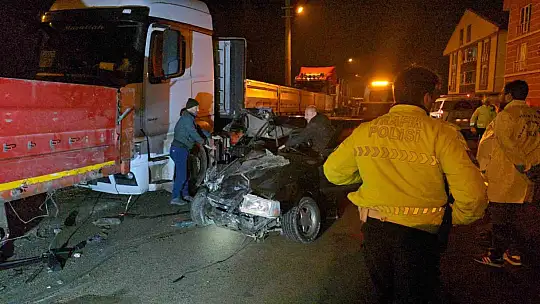 Tofaş tıra ok gibi saplandı: 1'i ağır 2 yaralı