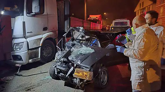 Tofaş tıra ok gibi saplandı: 1'i ağır 2 yaralı