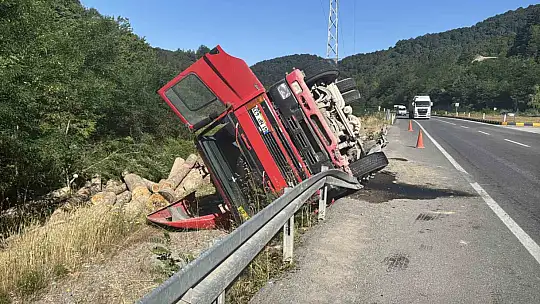 Tomruk yüklü tır devrildi, faciadan dönüldü