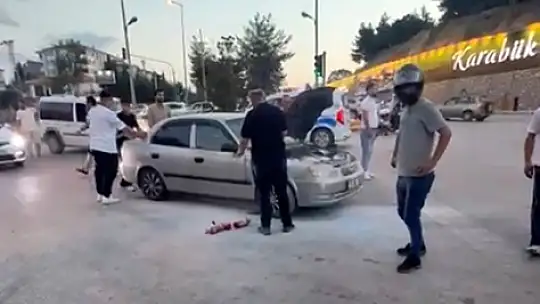 Trafik ışıklarında bekleyen otomobilden dumanlar yükseldi