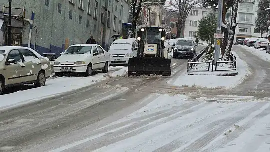 Trafik polisinden buzlu yolda düdüklü, kürekli müdahale
