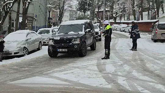 Trafik polisinden buzlu yolda düdüklü, kürekli müdahale