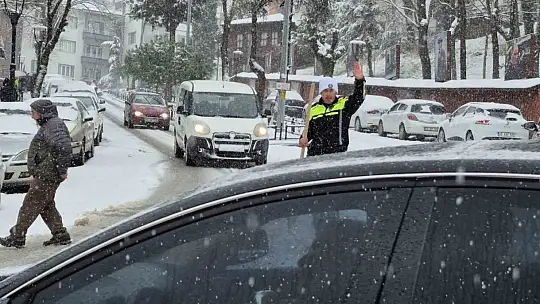 Trafik polisinden buzlu yolda düdüklü, kürekli müdahale