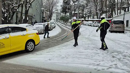 Trafik polisinden buzlu yolda düdüklü, kürekli müdahale