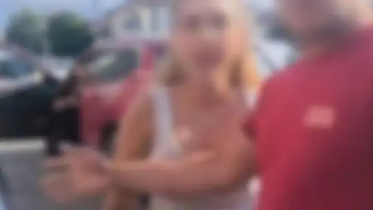 Trafikte araçtan inen 3 kadın çocuklu aileye saldırdı