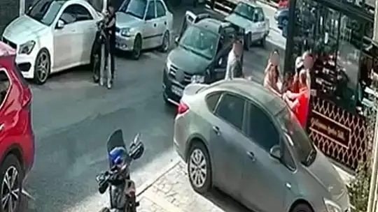 Trafikte araçtan inen 3 kadın çocuklu aileye saldırdı