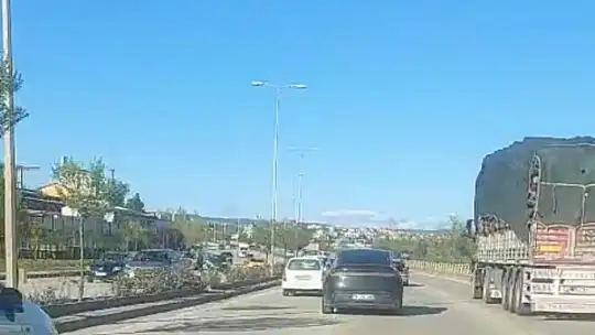 Trafikte defalarca şerit değiştirerek makas attı