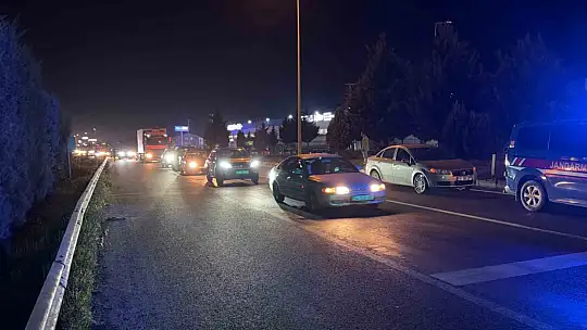 Trafikte kalan ambulansa polis ekiplerinden hızlı müdahale