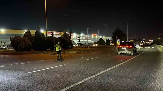 Trafikte kalan ambulansa polis ekiplerinden hızlı müdahale