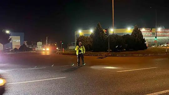 Trafikte kalan ambulansa polis ekiplerinden hızlı müdahale