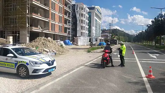 Trafikte kazaya davetiye çıkaran motosiklet sürücüsü kamerada