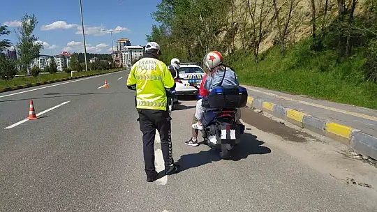 Trafikte kazaya davetiye çıkaran motosiklet sürücüsü kamerada