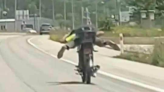 Trafikte kazaya davetiye çıkaran motosiklet sürücüsü kamerada