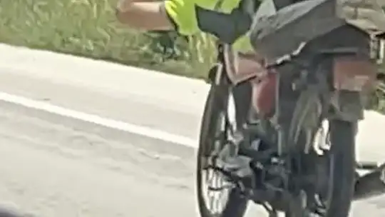 Trafikte kazaya davetiye çıkaran motosiklet sürücüsü kamerada