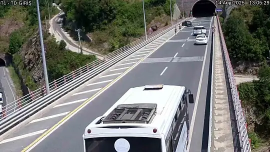 Tünel çıkışında geri manevra yapan halk otobüsü kazaya yol açtı