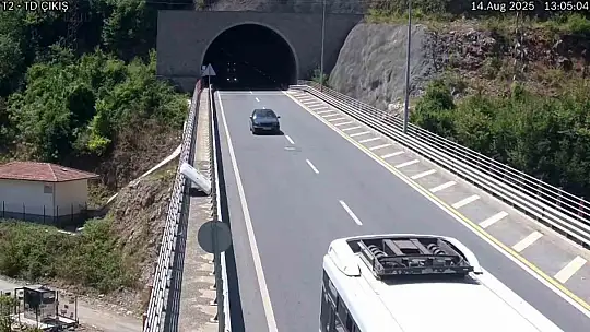 Tünel çıkışında geri manevra yapan halk otobüsü kazaya yol açtı