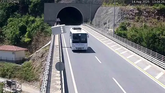 Tünel çıkışında geri manevra yapan halk otobüsü kazaya yol açtı