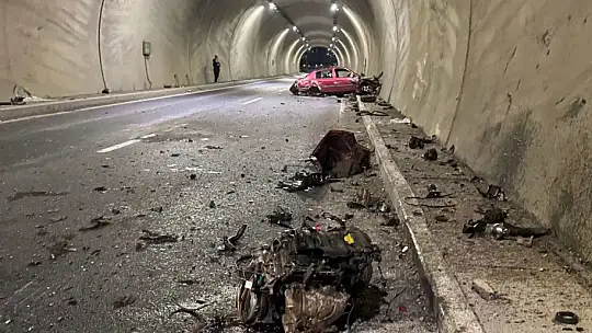 Tünelde feci kaza: Aracın motoru metrelerce ileri savruldu, hız kadranı 200'de takılı kaldı