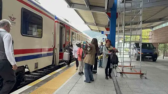 Turistik Karaelmas Ekspresi 120 yolcusuyla Zonguldak'a ulaştı