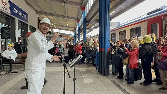 Turistik Karaelmas Ekspresi 120 yolcusuyla Zonguldak'a ulaştı