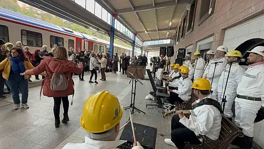 Turistik Karaelmas Ekspresi 120 yolcusuyla Zonguldak'a ulaştı