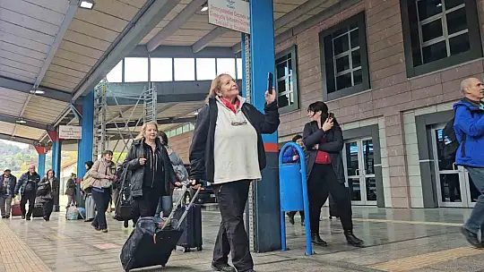 Turistik Karaelmas Ekspresi yolcularını Madenci Korosu karşıladı