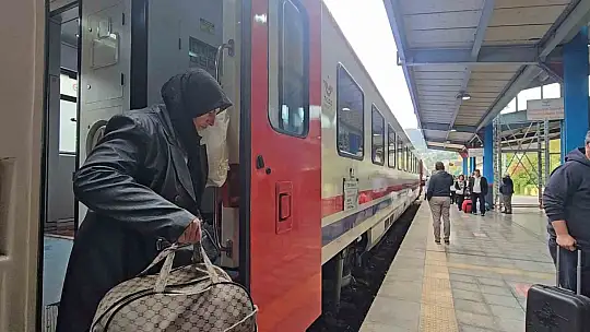 Turistik Karaelmas Ekspresi yolcularını Madenci Korosu karşıladı