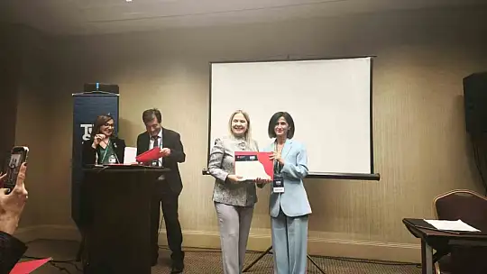 Türk Tıp Dünyası Kurultayında Kakaçoğlu'na teşekkür