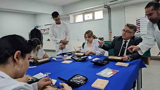 Türkiye'de bir ilk: Meslek yüksekokulunda veteriner sağlık eğitimi simülatörlerle veriliyor