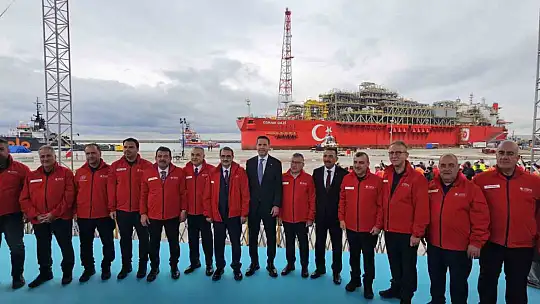 Türkiye'nin ilk yüzer doğalgaz işleme tesisi Osman Gazi, 20 yıl boyunca görev yapacağı Karadeniz'e uğurlandı