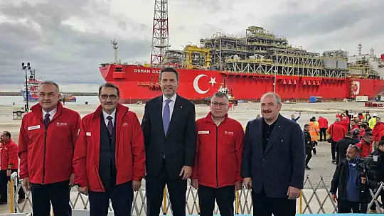 Türkiye'nin ilk yüzer doğalgaz işleme tesisi Osman Gazi, 20 yıl boyunca görev yapacağı Karadeniz'e uğurlandı