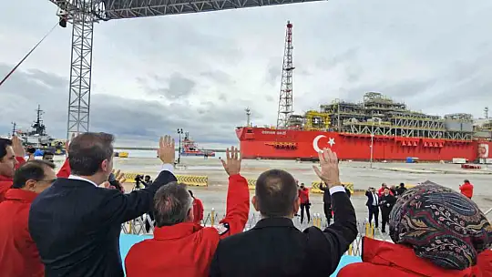 Türkiye'nin ilk yüzer doğalgaz işleme tesisi Osman Gazi, 20 yıl boyunca görev yapacağı Karadeniz'e uğurlandı